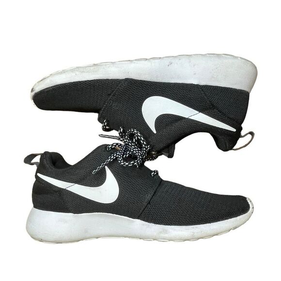 Nike Roshe One Running Shoe Black White Athletic Mesh Upper‎ Sneakers 5 - Picture 5 of 9